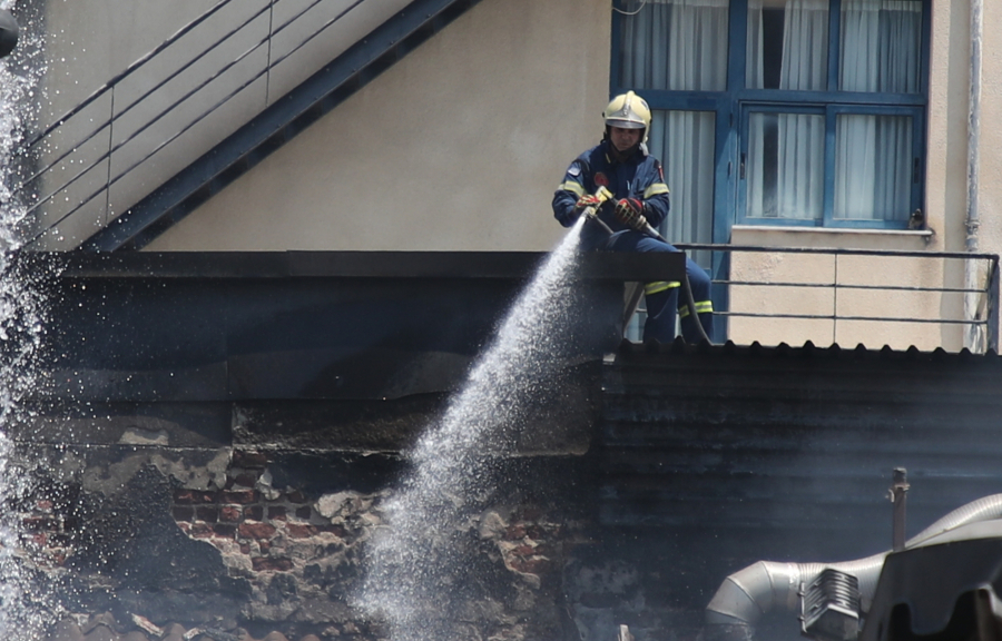 Θεσσαλονίκη: Φωτιά σε κατάστημα στο Καπάνι (εικόνες)