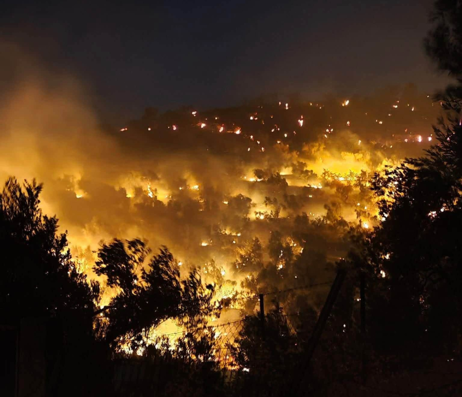 Ολονύχτια μάχη με τις φλόγες και τους ανέμους σε Ρέθυμνο, Σητεία, Πλωμάρι - 3 νεκροί πυροσβέστες στις φωτιές