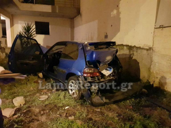 Σοβαρό τροχαίο στη Λαμία: ΙΧ βρέθηκε μέσα σε αυλή σπιτιού - Νεκρός ο συνοδηγός (pics)