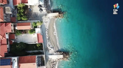 Πελοπόννησος: Το χωριό όπου κάθε σπίτι έχει δική του παραλία (βίντεο)