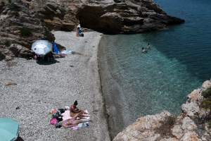 Γαλάζιες σημαίες: Οι 25 παραλίες της Αττικής...να τις πιεις στο ποτήρι