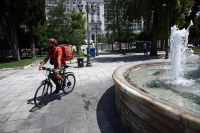 Καύσωνας: Χωρίς delivery την Παρασκευή, οι ώρες – Όλα τα μέτρα προστασίας για τους εργαζόμενους