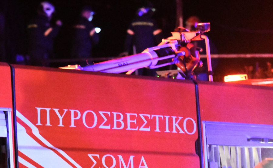 Μεγάλη κινητοποίηση της Πυροσβεστικής για φωτιά σε διαμέρισμα στον Άγιο Δημήτριο