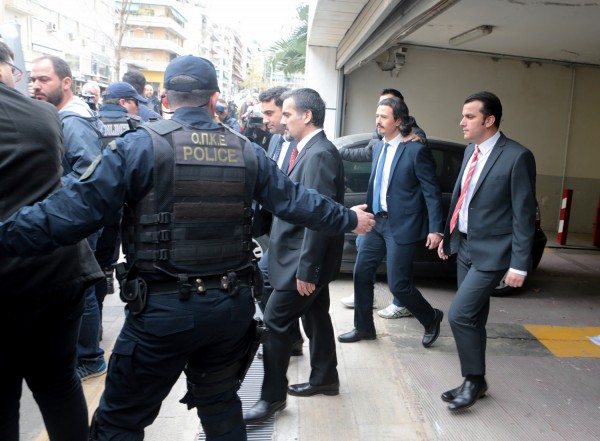 Η Άγκυρα απειλεί ανοικτά ότι θα απαγάγει τους «8» Τούρκους στρατιωτικούς