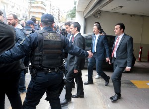 Η Άγκυρα απειλεί ανοικτά ότι θα απαγάγει τους «8» Τούρκους στρατιωτικούς