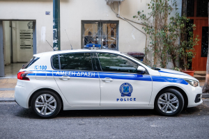AT Κυψέλης: Έγιναν 14 προσαγωγές μετά από την επίθεση με μολότοφ