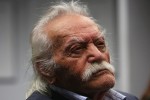 Η στιγμή που ο Γλέζος μπαίνει στη μέση και οδηγεί τον Γερμανό πρέσβη