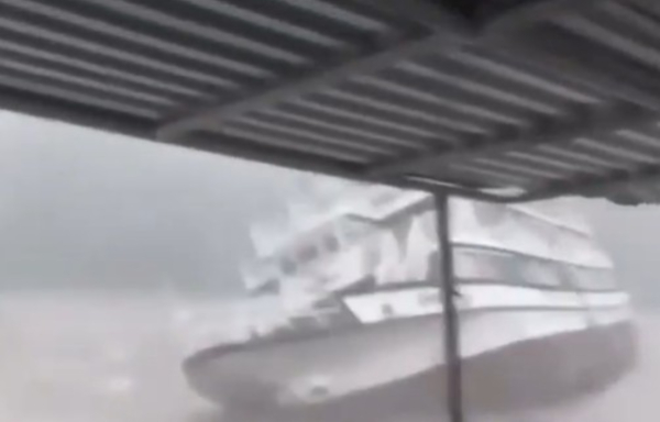 Βιετνάμ: Τυφώνας «κατάπιε» τουριστικό σκάφος - Σχεδόν 40 νεκροί, ανάμεσά τους και παιδιά