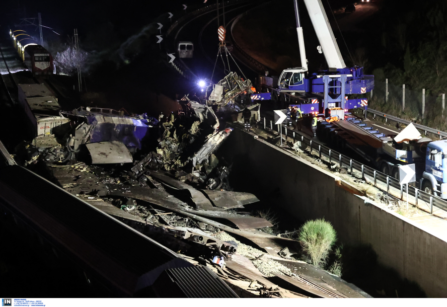 Τέμπη: Μεγαλώνει η λίστα των νεκρών, θρίλερ με τις ταυτοποιήσεις των σορών και τους αγνοούμενους, στο πένθος η χώρα