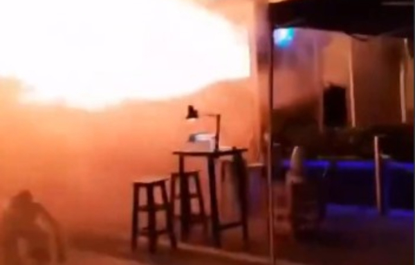 Φωτιά σε παμπ στην Μπανγκόκ: Τουλάχιστον 27 νεκροί - Βίντεο με την στιγμή που τρέχουν