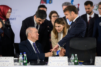 Ερντογάν - Μακρόν: Η χειραψία που τράβηξε τα βλέμματα και τα 13 δευτερόλεπτα ισχύος του Τούρκου προέδρου