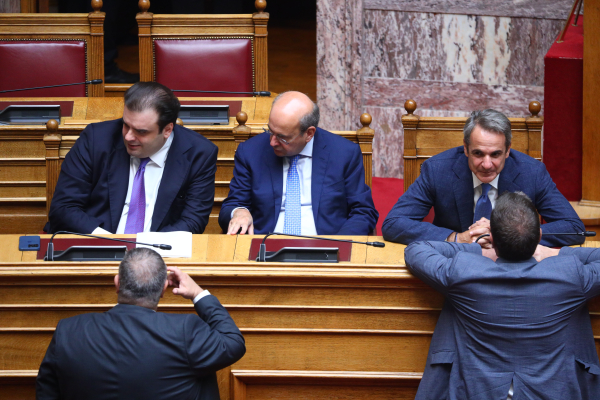 «Γαλάζιο αντάρτικο» 100 βουλευτών για το λουκέτο στα ΕΛΤΑ - Ο πόλεμος των υπουργών για το φιάσκο