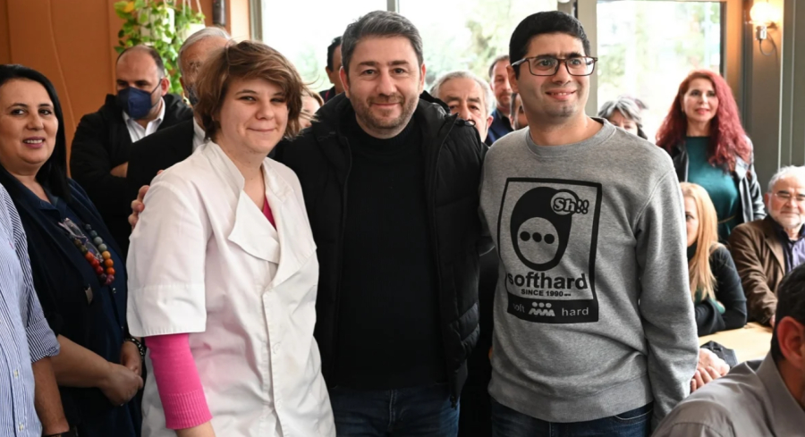 Νίκος Ανδρουλάκης: Πήγε στο καφέ «Το Παρεάκι» όπου εργάζονται νέοι με αυτισμό