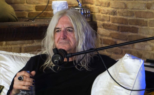 Ο Νίκος Καρβέλας παρουσιάζει το νέο του τραγούδι – «Γονείς»