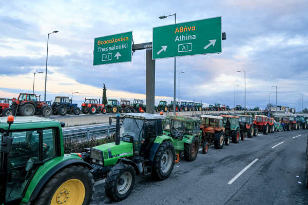 Μπλόκα αγροτών: Κάθοδος με τρακτέρ στο λιμάνι Θεσσαλονίκης - Αύριο στη Νίκαια οι αποφάσεις