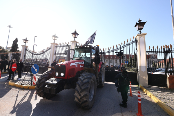 Μπλόκα αγροτών: Έφθασαν τα τρακτέρ στο λιμάνι Θεσσαλονίκης - Ισχυρές αστυνομικές δυνάμεις στο σημείο