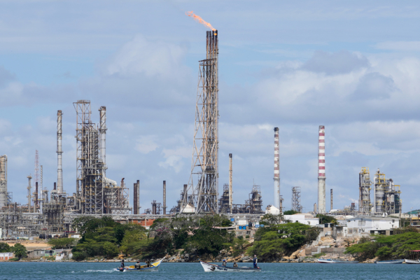 Επίθεση ΗΠΑ - Ισραήλ στο Ιράν: Συναγερμός στις αγορές πετρελαίου για εκτίναξη των τιμών