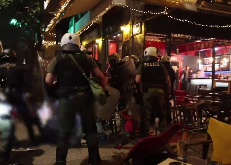 Εξάρχεια: Εισβολή ΜΑΤ και Δέλτα μέσα σε μαγαζιά - Απίστευτα βίντεο