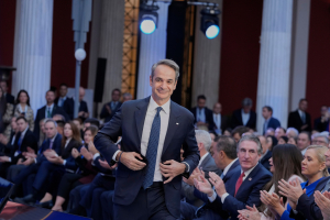 Έρχονται νέες παροχές «αναχώματα» σε σκάνδαλα και ακρίβεια