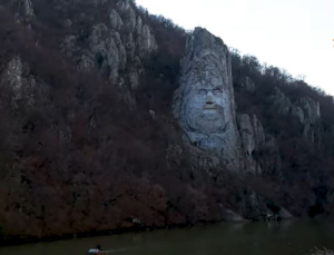 Το μεγαλύτερο πέτρινο γλυπτό κοσμεί όχθη ποταμού!