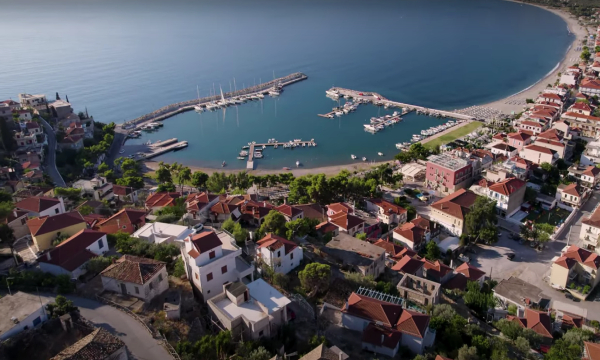 3 χωριά και πόλεις στην Πελοπόννησο που μοιάζουν πραγματικά με νησί