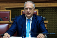 O Θεοδωρικάκος προσπαθεί να κλείσει το μέτωπο με λαϊκές αγορές