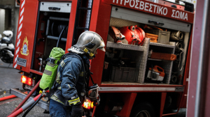 Φωτιά τώρα σε σταθμευμένο ΙΧ έξω από το ΣΕΦ