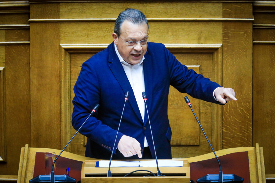 Οξεία πολιτική αντιπαράθεση στη Βουλή - Στο βήμα ο Σωκράτης Φάμελλος