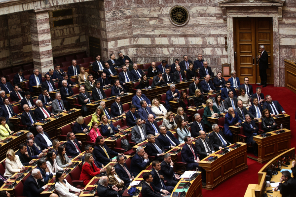 Οξεία πολιτική αντιπαράθεση στη Βουλή - Στο βήμα η Πέτη Πέρκα