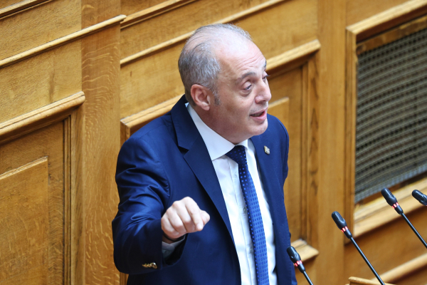 Οξεία πολιτική αντιπαράθεση στη Βουλή - Στο βήμα Κυριάκος Βελόπουλος