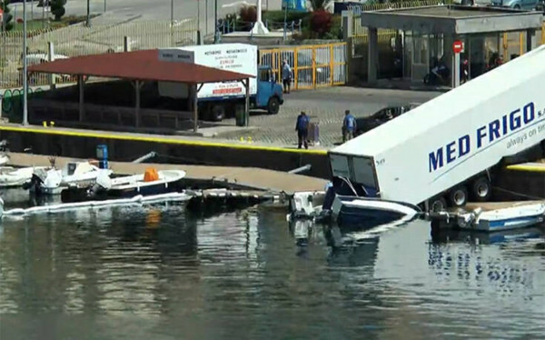 Nταλίκα έκανε «βουτιά» στο λιμάνι της Καβάλας (video)