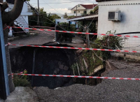 Κρατήρας «κατάπιε» μέρος σπιτιού στην Αιτωλοακαρνανία - Απίστευτες εικόνες από καθίζηση