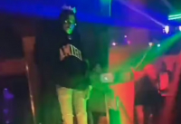 Μακάβριο θέαμα σε κλαμπ στις ΗΠΑ: Έβαλαν νεκρό ράπερ όρθιο για να «γιορτάσουν» την κηδεία του (βίντεο)