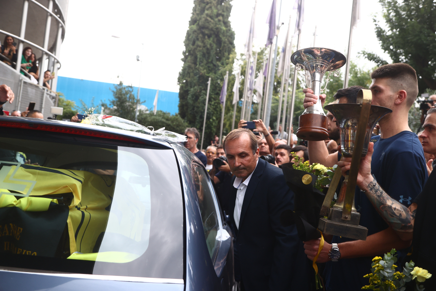 Στο «σπίτι του» ο Ξανθός του ελληνικού μπάσκετ: Σε λαϊκό προσκύνημα η σορός του (εικόνες)