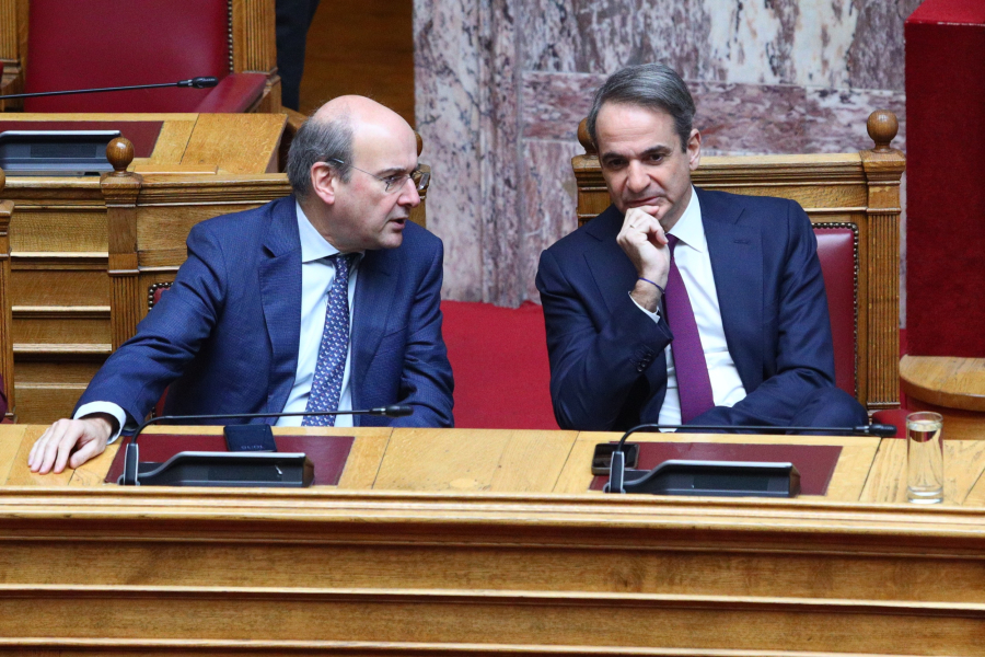 Η κατάρρευση στις δημοσκοπήσεις φέρνει επαναφορά του 13ου μισθού στον δημόσιο τομέα