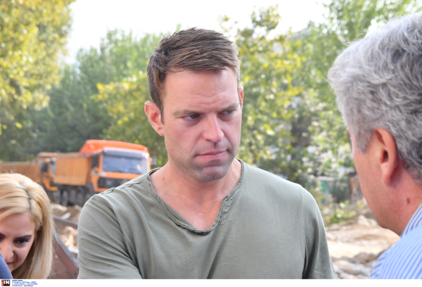 Στον Βόλο ο Κασσελάκης: Έπιασε το φτυάρι και έβγαλε τα παπούτσια του για να μην λερώσει σπίτι πλημμυροπαθούς