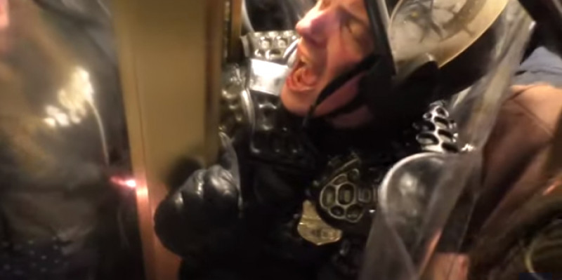 Συγκλονιστικό βίντεο από την εισβολή στο Καπιτώλιο, ο όχλος «λιώνει» αστυνομικό