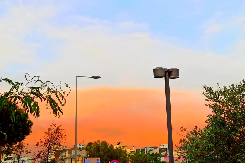 Φωτιά στον Σχίνο Κορινθίας: Καπνός και στάχτη σε περιοχές της Αττικής (εικόνες)
