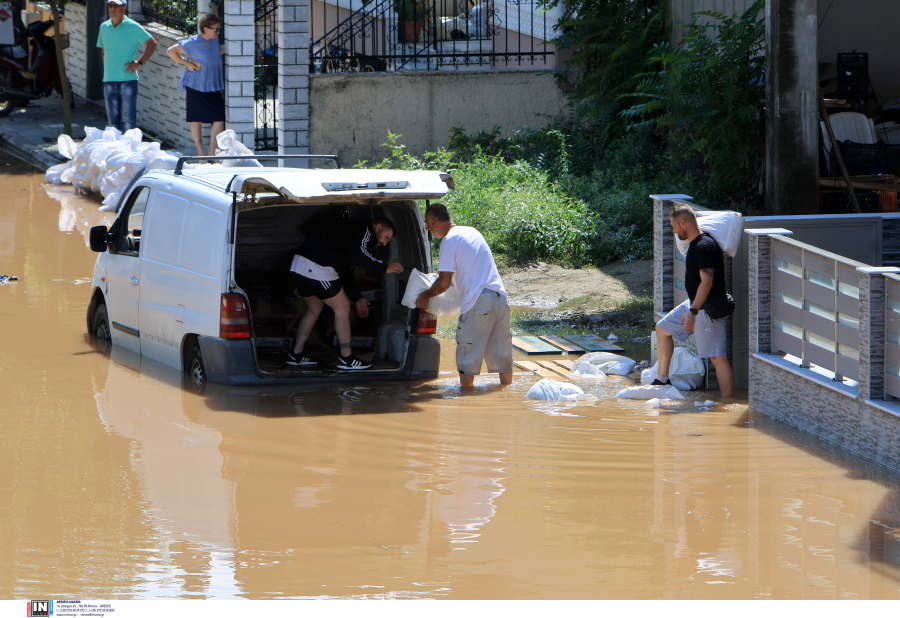 Συνεχίζονται τα πλημμυρικά φαινόμενα στην Λάρισα -Χωριά έχουν μετατραπεί σε βάλτοι, παντού νερά και λάσπες