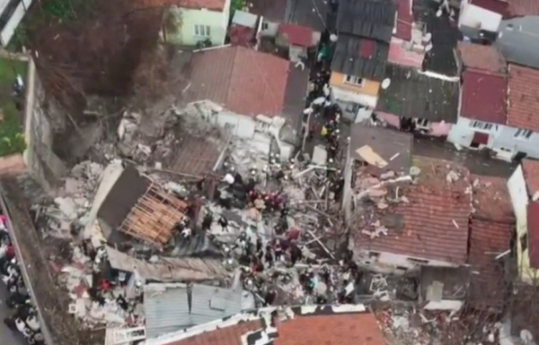 Κατέρρευσαν δύο κτίρια στην Κωνσταντινούπολη - Ανασύρθηκαν επτά άτομα από τα συντρίμμια (Βίντεο)