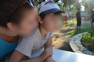 Εντονες αντιδράσεις για την έξωση οικογένειας με αυτιστικό παιδί που ενοχλεί τους γείτονες (vid)