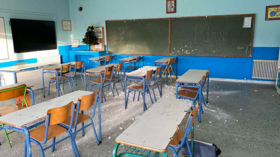 «Έβρεξε» σοβάδες σε Γυμνάσιο - Από θαύμα γλίτωσαν οι μαθητές
