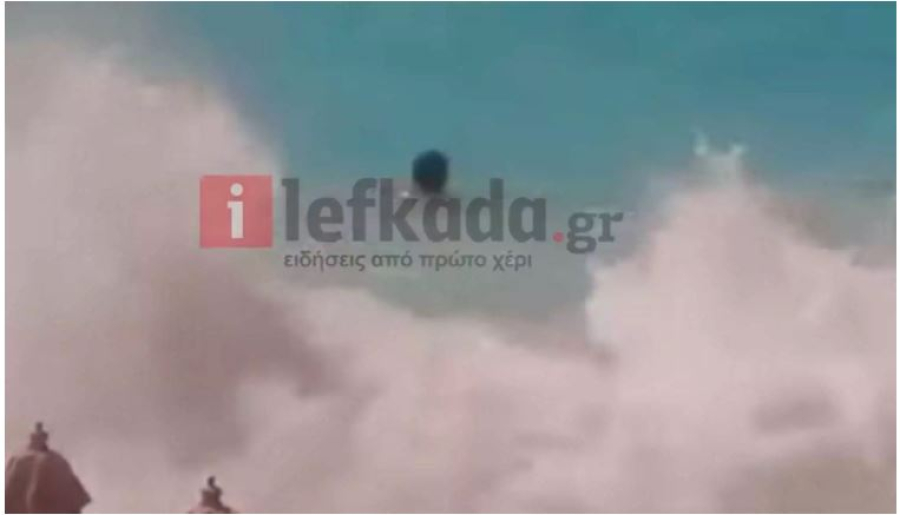 Το βίντεο με την ανάσυρση του 50χρονου Ρουμάνου που «κατάπιαν» τα κύματα στο Κάθισμα Λευκάδας