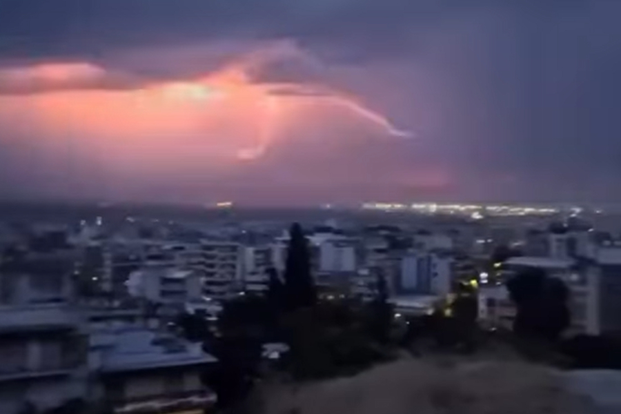 Καταιγίδες και κεραυνοί «σαρώνουν» τη Θεσσαλονίκη (Βίντεο)