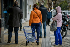 Ουρές στα σούπερ μάρκετ φέρνουν τα νέα μέτρα για το λιανεμπόριο - Η ανησυχία και οι προτάσεις του ΙΕΛΚΑ