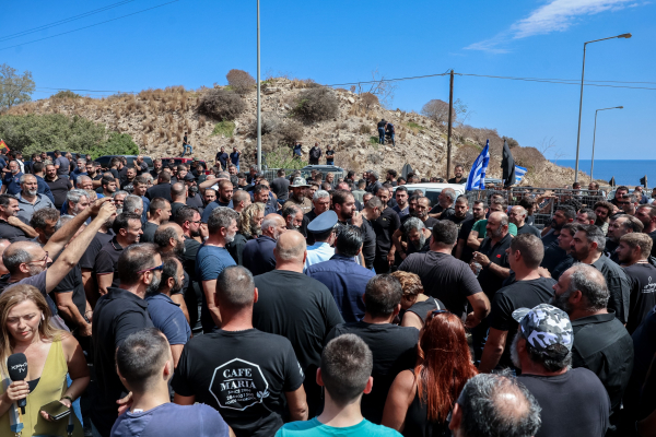 Αγρότες έκλεισαν τον ΒΟΑΚ, στο ύψος του αεροδρομίου του Ηρακλείου (Εικόνες και Βίντεο)