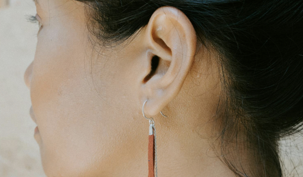 Πώς το μασάζ στο αυτί μπορεί να ηρεμήσει την ακμή