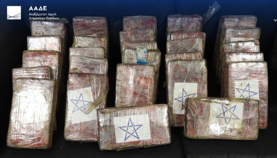 ΑΑΔΕ: Εντοπίστηκαν 39 κιλά κοκαΐνης σε κοντέινερ με μπανάνες στον Πειραιά