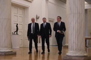 Γιατί το ΠΑΣΟΚ οδεύει με πεσμένο το ηθικό στα «μπάνια του λαού»- Τι δείχνουν οι δημοσκοπήσεις