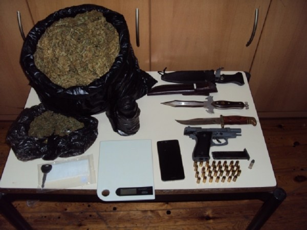 Κρήτη: Ξενοδοχοϋπάλληλος συνελήφθη με κάνναβη, πιστόλι και μαχαίρια